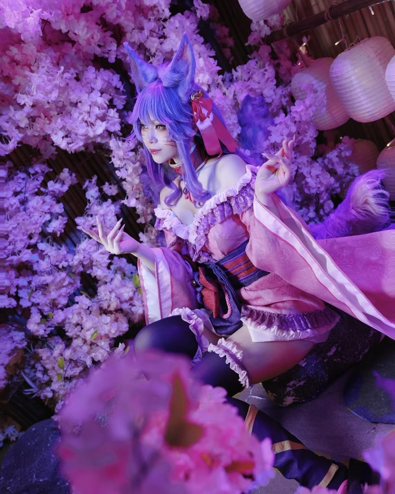 Ahri cosplay phong cách fantasy nữ tính đầy cuốn hút