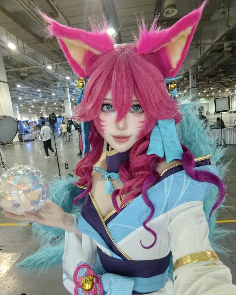 Ahri cosplay với biểu cảm nhẹ nhàng đầy lôi cuốn