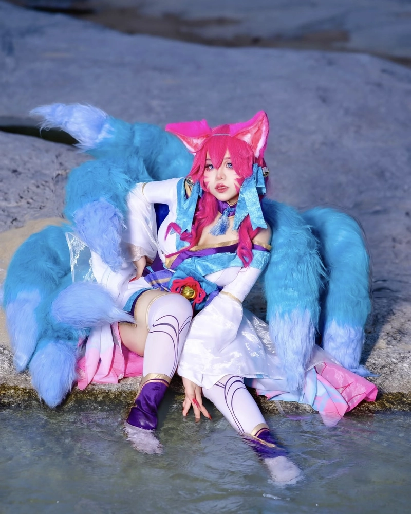Ahri cosplay với bộ đuôi xòe rộng tạo điểm nhấn