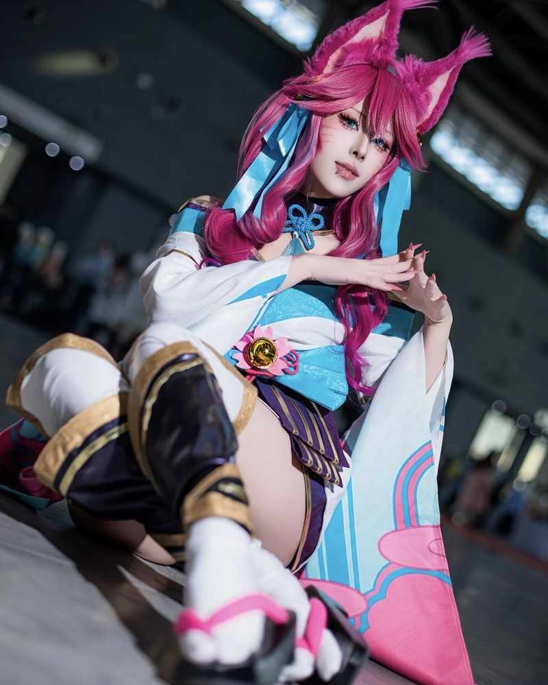Ahri cosplay với dáng đứng uyển chuyển quyến rũ