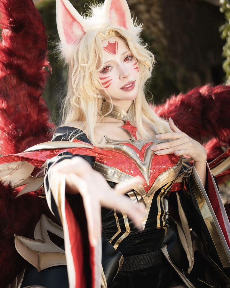Ahri cosplay với mái tóc dài bồng bềnh quyến rũ