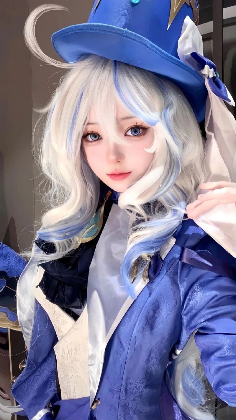 Ảnh Furina cosplay trong trang phục quý tộc Fontaine tinh tế