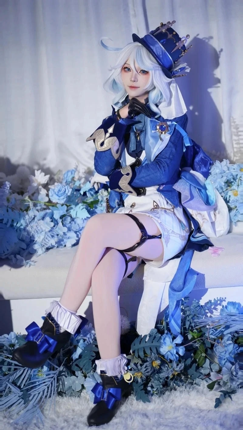 Ảnh Furina cosplay xuất hiện nổi bật giữa không gian huyền ảo