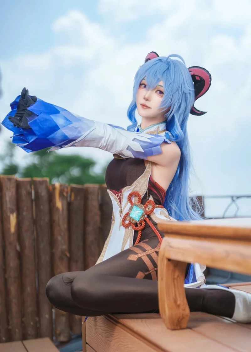 Ảnh Ganyu cosplay biểu cảm nhẹ nhàng đầy sức hút tự nhiên