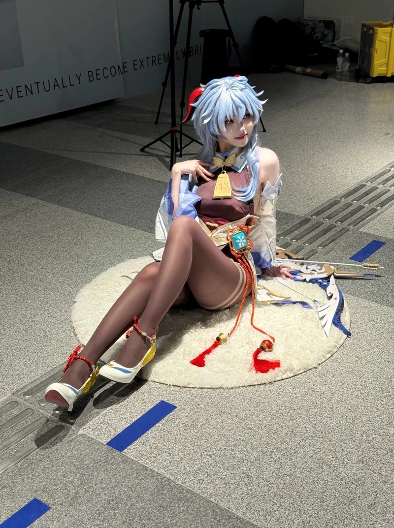 Ảnh Ganyu cosplay thần thái dịu dàng pha nét quyến rũ nhẹ