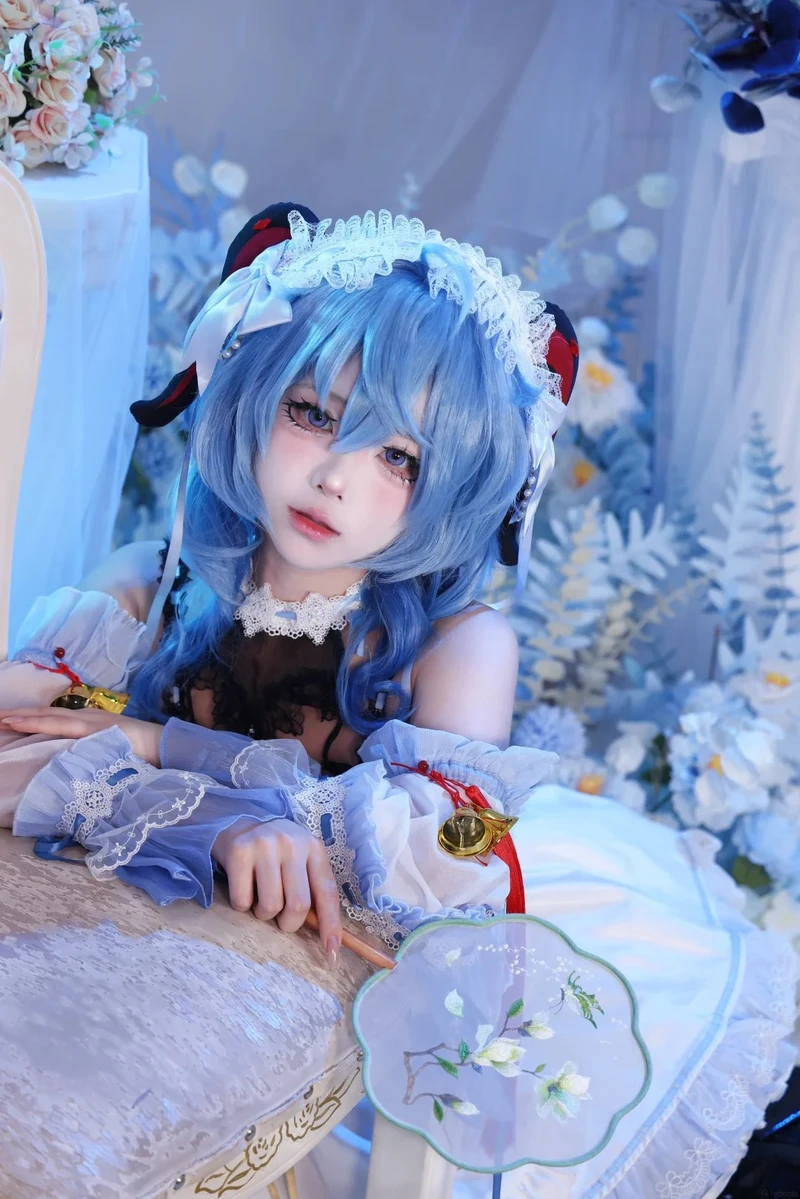 Ảnh Ganyu cosplay với mái tóc xanh đặc trưng nổi bật
