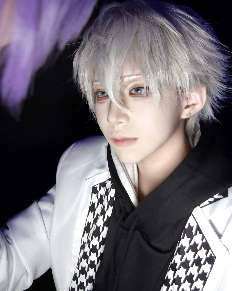Ảnh Nagi cosplay với ánh nhìn sắc lạnh nổi bật