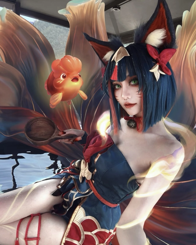 Ảnh cosplay Ahri biểu cảm dịu dàng đầy nữ tính