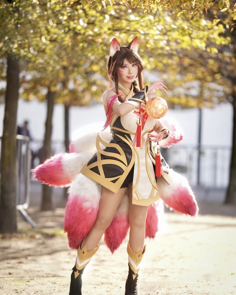 Ảnh cosplay Ahri biểu cảm dịu dàng nhưng đầy lôi cuốn