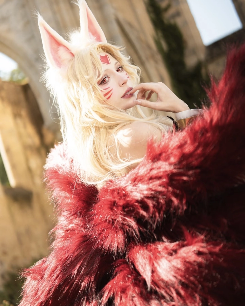 Ảnh cosplay Ahri biểu cảm quyến rũ mang nét huyền bí