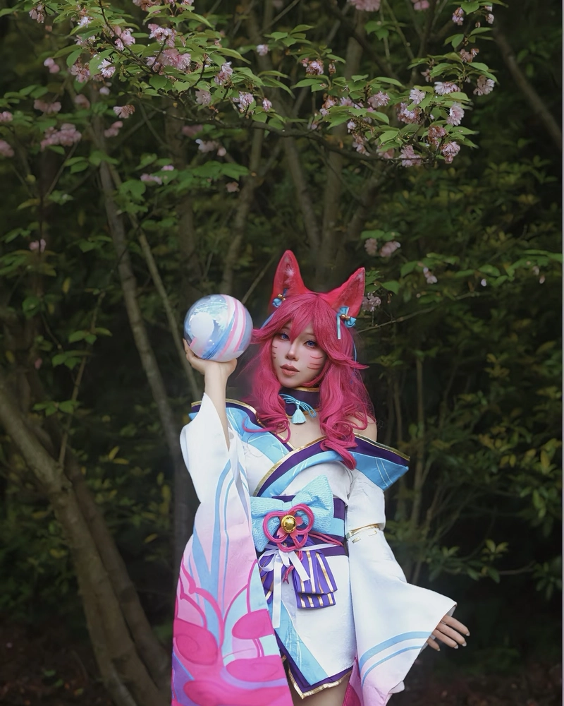 Ảnh cosplay Ahri dáng đứng mềm mại đầy sức hút