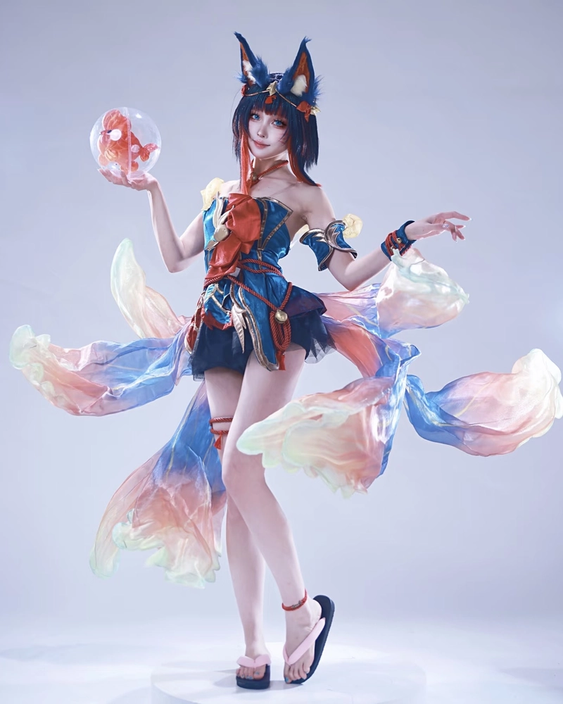 Ảnh cosplay Ahri dáng ngồi nhẹ nhàng đầy quyến rũ