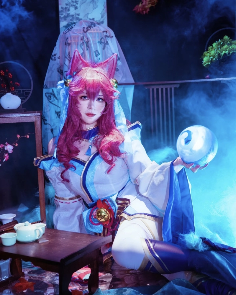 Ảnh cosplay Ahri thần thái quyến rũ đầy mê hoặc