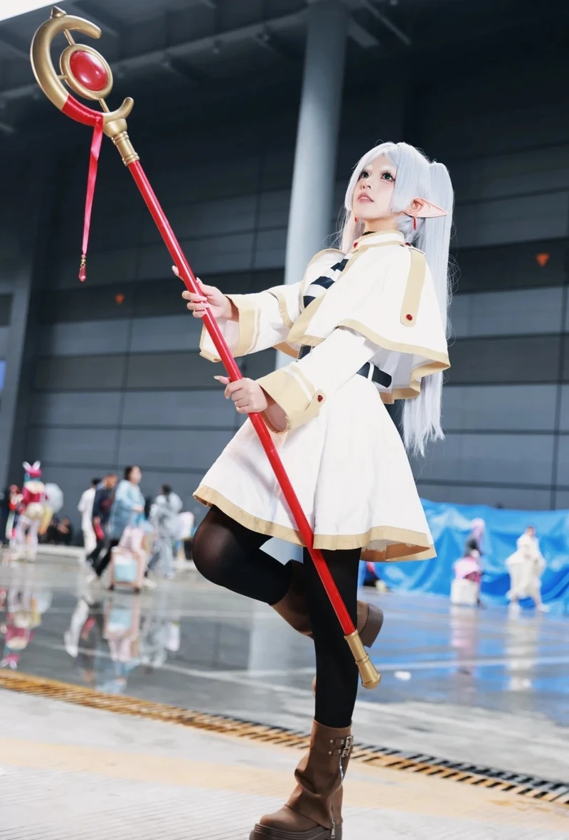 Ảnh cosplay Frieren ánh mắt sâu lắng tạo cảm giác bình yên