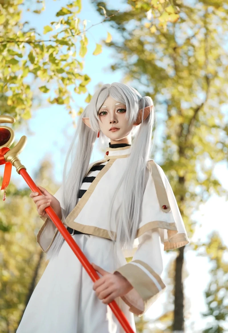 Ảnh cosplay Frieren phong cách anime nữ thanh thoát tự nhiên