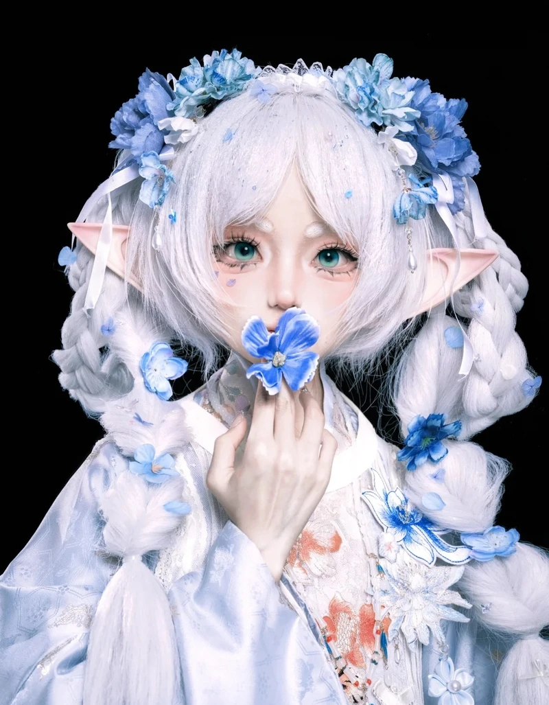 Ảnh cosplay Frieren thần thái trầm tĩnh mang vẻ đẹp dịu dàng cuốn hút
