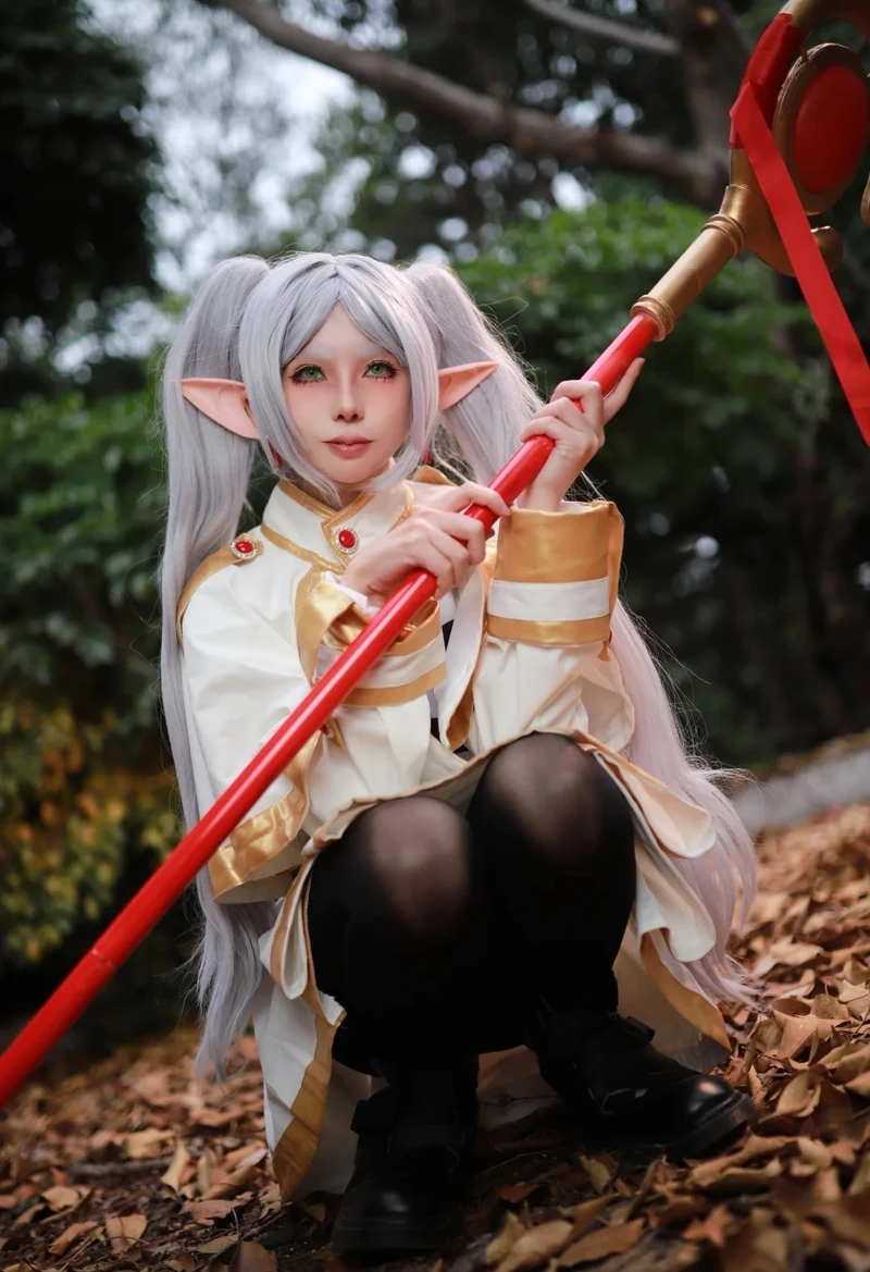 Ảnh cosplay Frieren trong bối cảnh fantasy huyền ảo cực cuốn hút