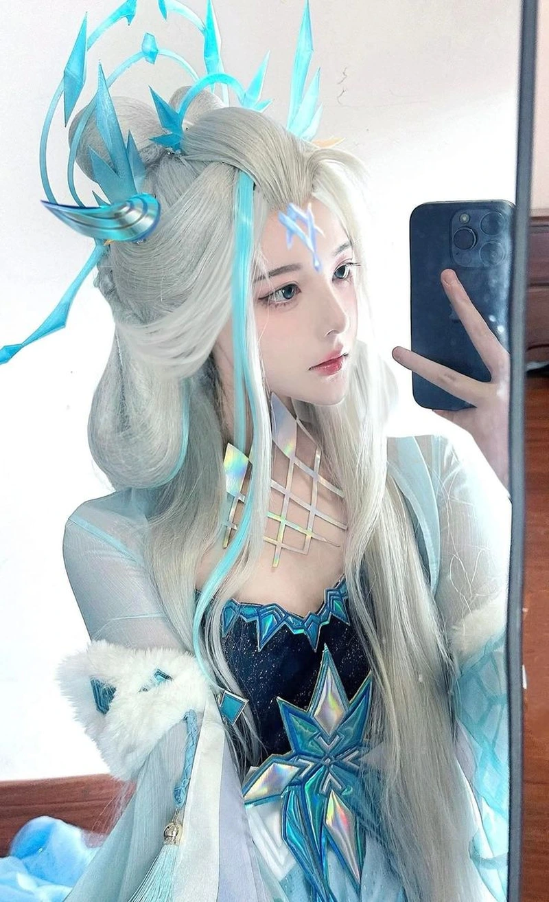 Ảnh cosplay anime nữ với ánh sáng đẹp tự nhiên nổi bật
