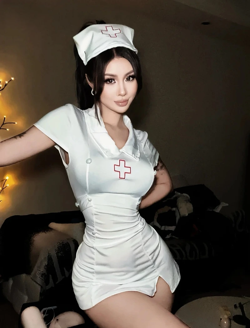 Ảnh cosplay bác sĩ nữ mang thần thái lạnh lùng bí ẩn