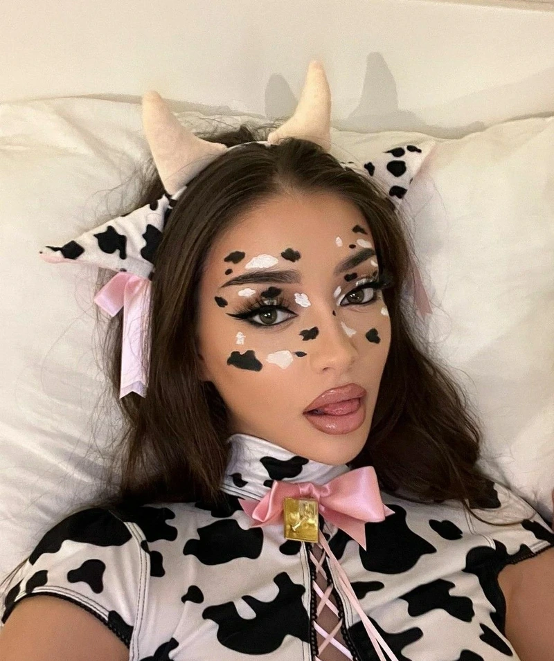 Ảnh cosplay bò sữa với băng đô sừng nhỏ tạo điểm nhấn xinh xắn