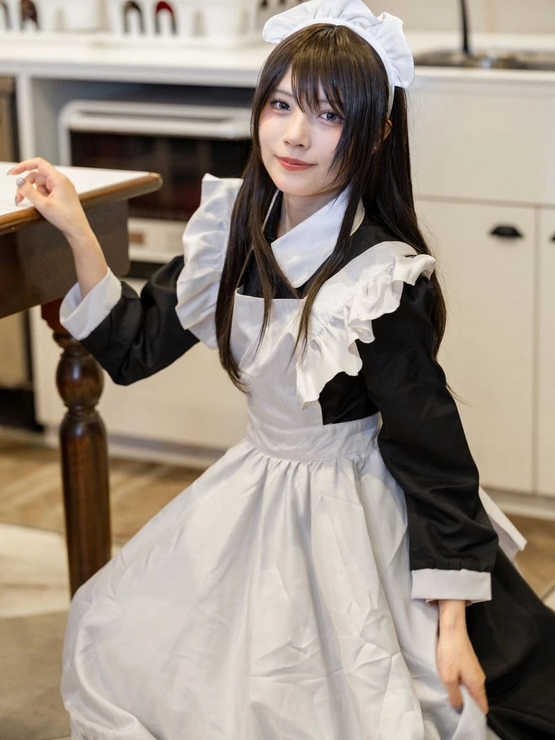 Ảnh cosplay hầu gái kết hợp phụ kiện ren tạo điểm nhấn cuốn hút