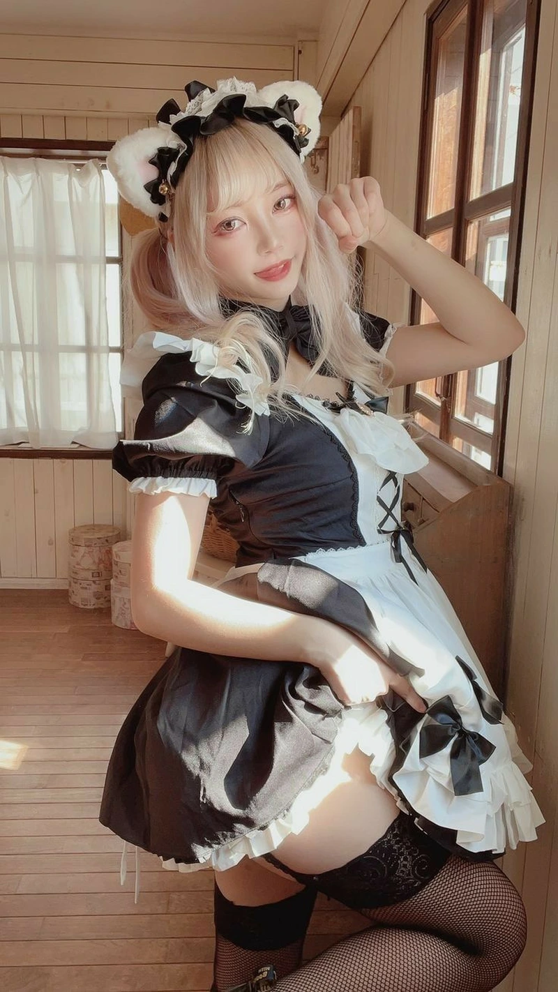 Ảnh cosplay hầu gái phong cách hiện đại pha nét cổ điển nổi bật