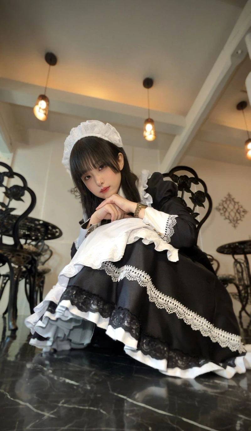 Ảnh cosplay hầu gái thần thái nhẹ nhàng với băng đô ren nổi bật