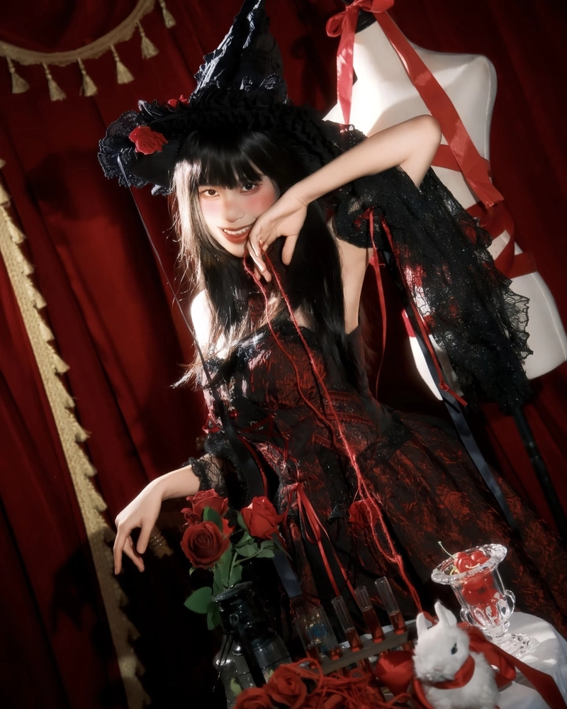 Ảnh cosplay phù thủy biểu cảm lạnh mang nét ma mị