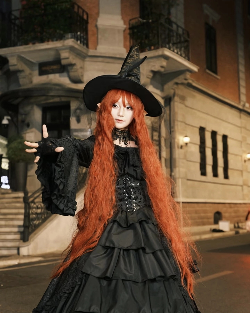 Ảnh cosplay phù thủy biểu cảm sâu sắc đầy cuốn hút