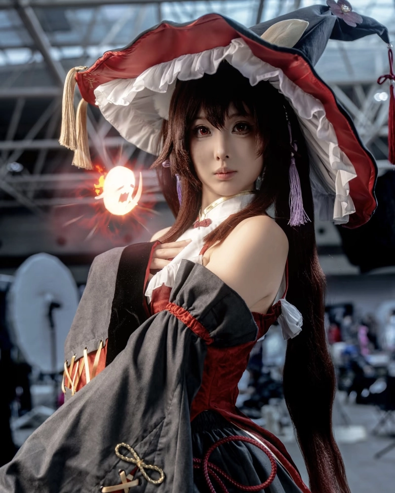 Ảnh cosplay phù thủy biểu cảm trầm lặng đầy chiều sâu