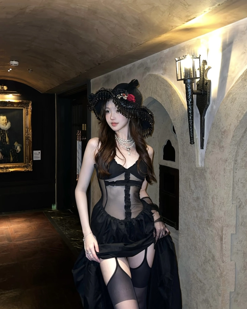 Ảnh cosplay phù thủy thần sắc lạnh đầy bí ẩn
