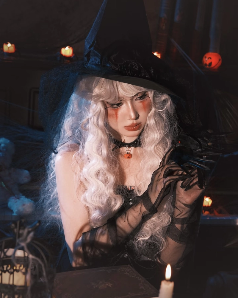 Ảnh cosplay phù thủy thần thái cuốn hút đầy quyền lực
