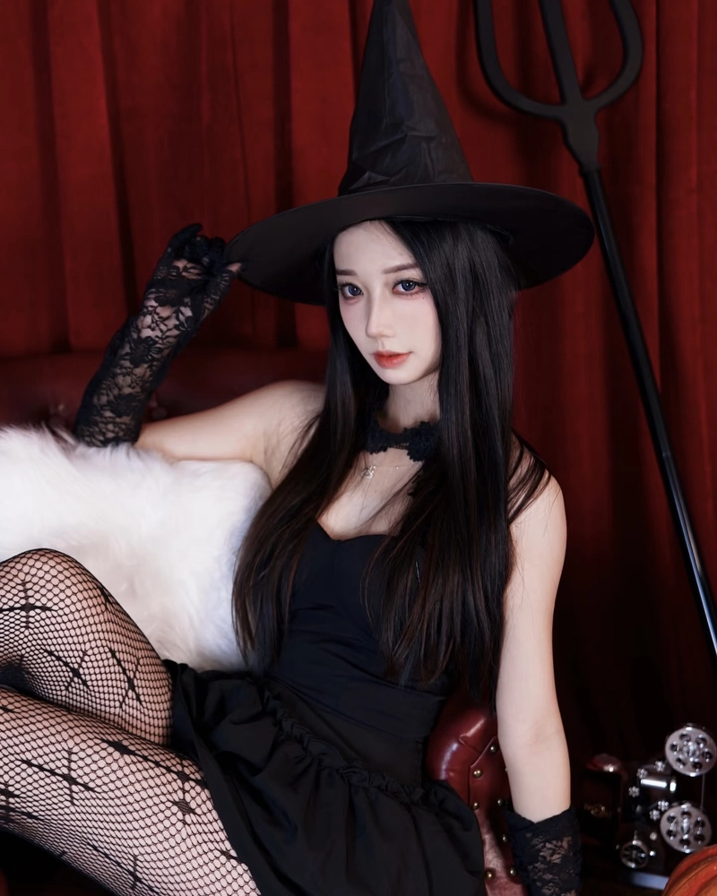 Ảnh cosplay phù thủy thần thái cuốn hút đầy quyền năn