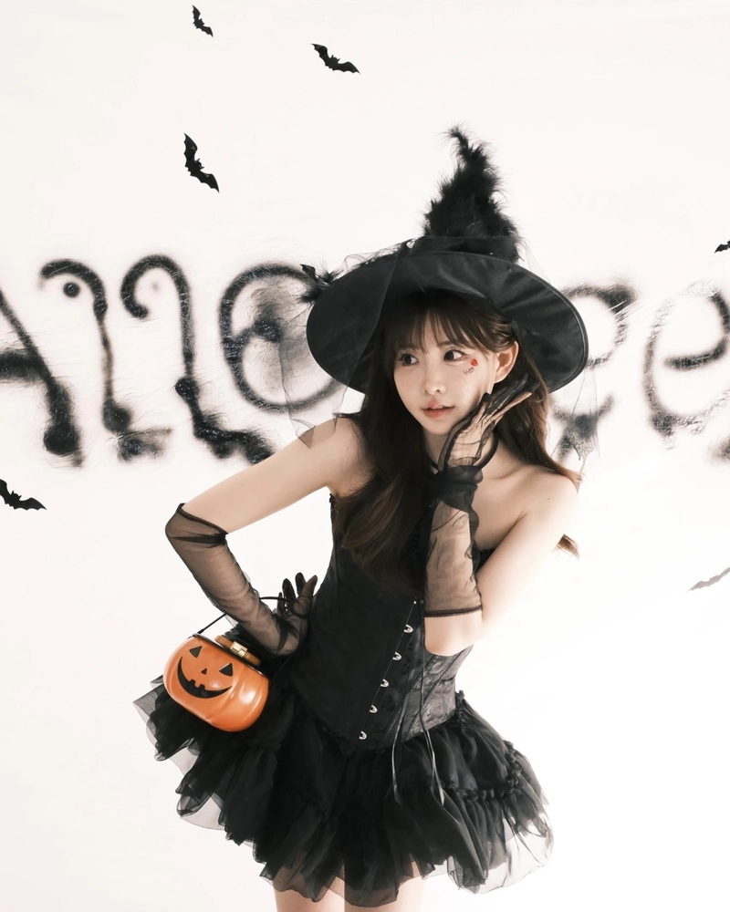 Ảnh cosplay phù thủy trang phục chi tiết tinh xảo nổi bật