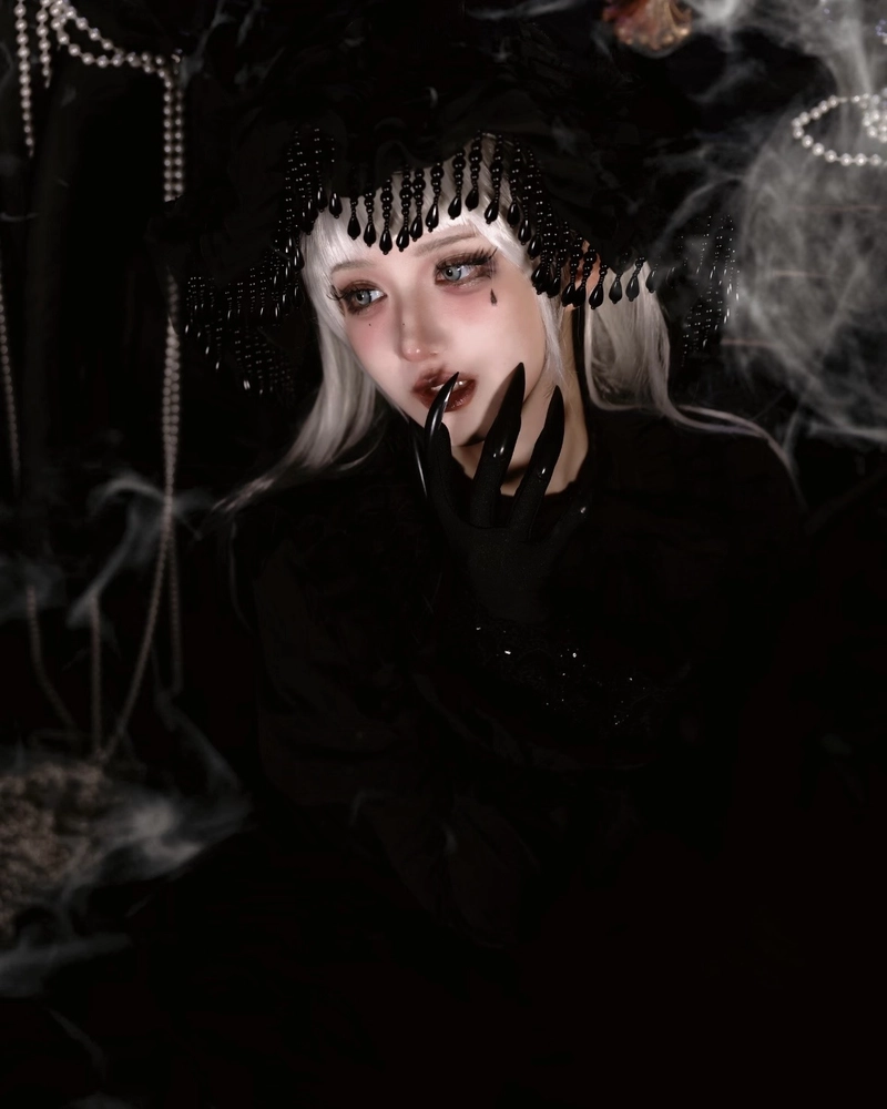 Ảnh cosplay phù thủy trang phục tối màu đầy bí ẩn