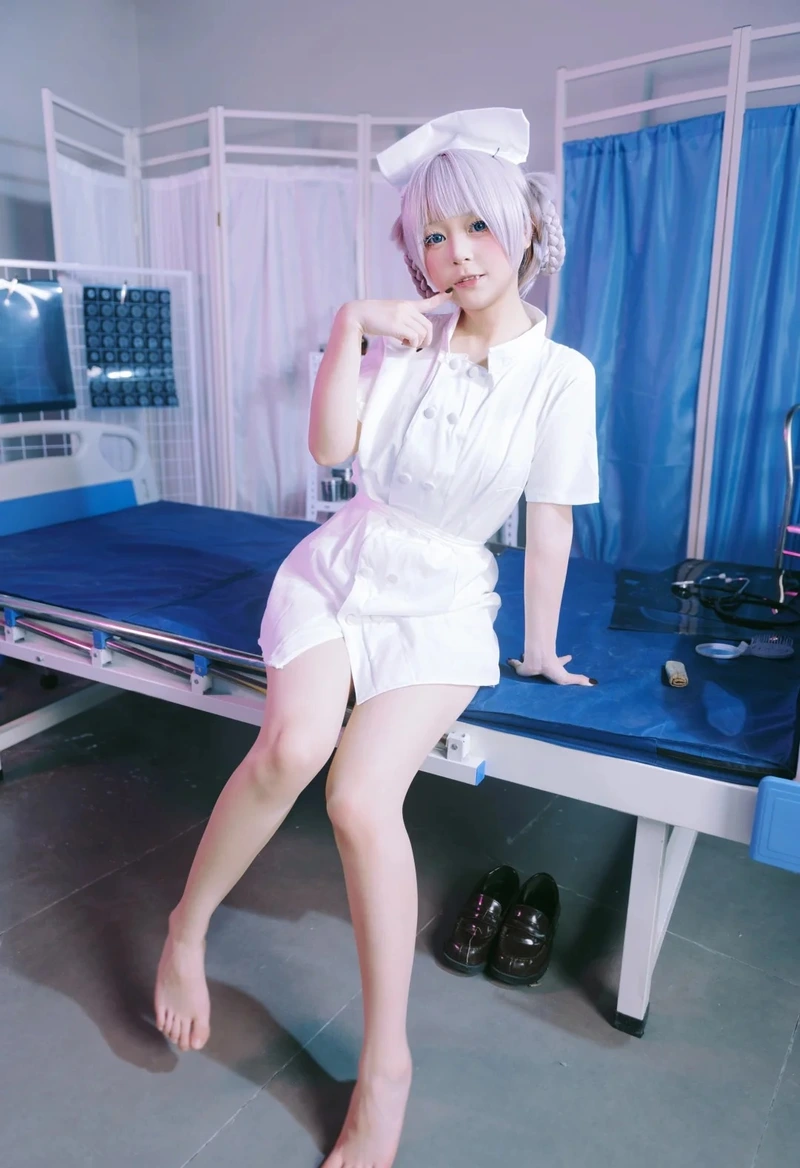 Ảnh cosplay y tá trắng với tạo hình anime đầy mê hoặc