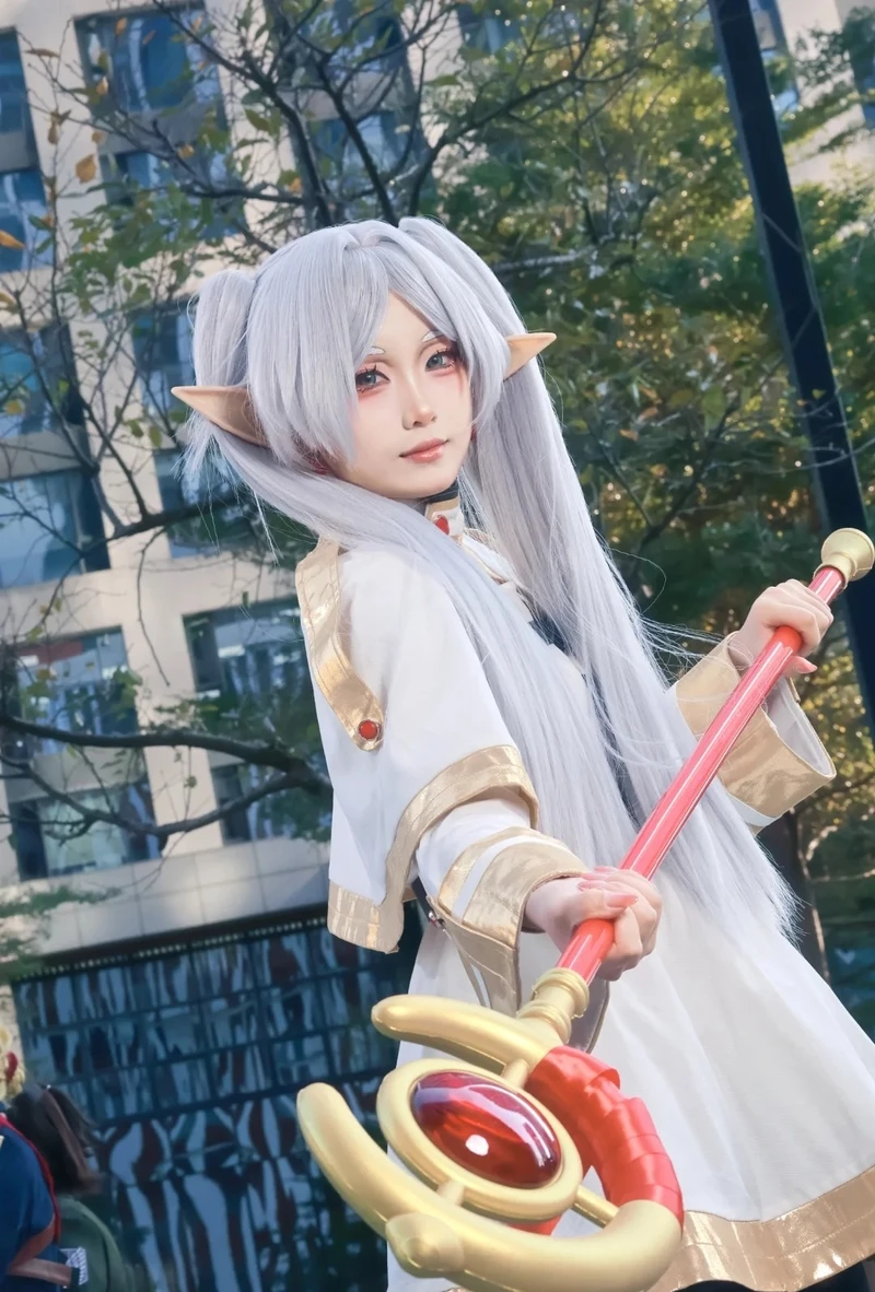 Ánh nhìn xa xăm tạo điểm nhấn đặc trưng cho cosplay Frieren