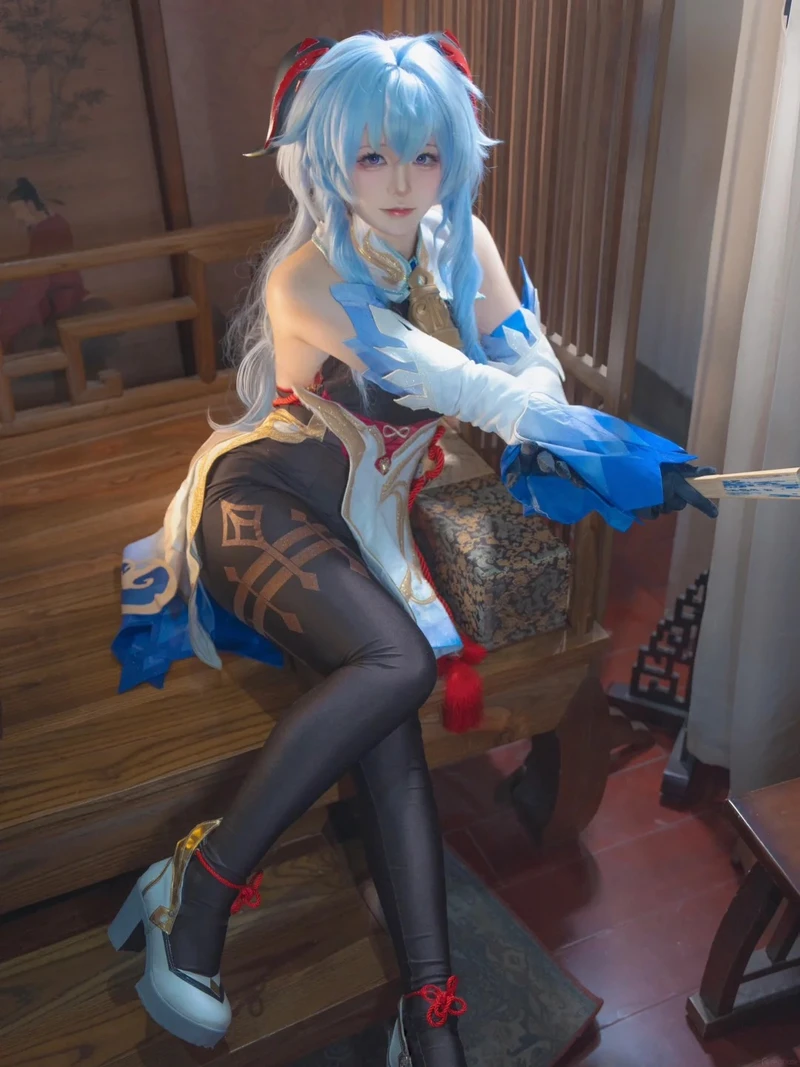 Bối cảnh fantasy giúp Ganyu cosplay thêm phần giống trong game