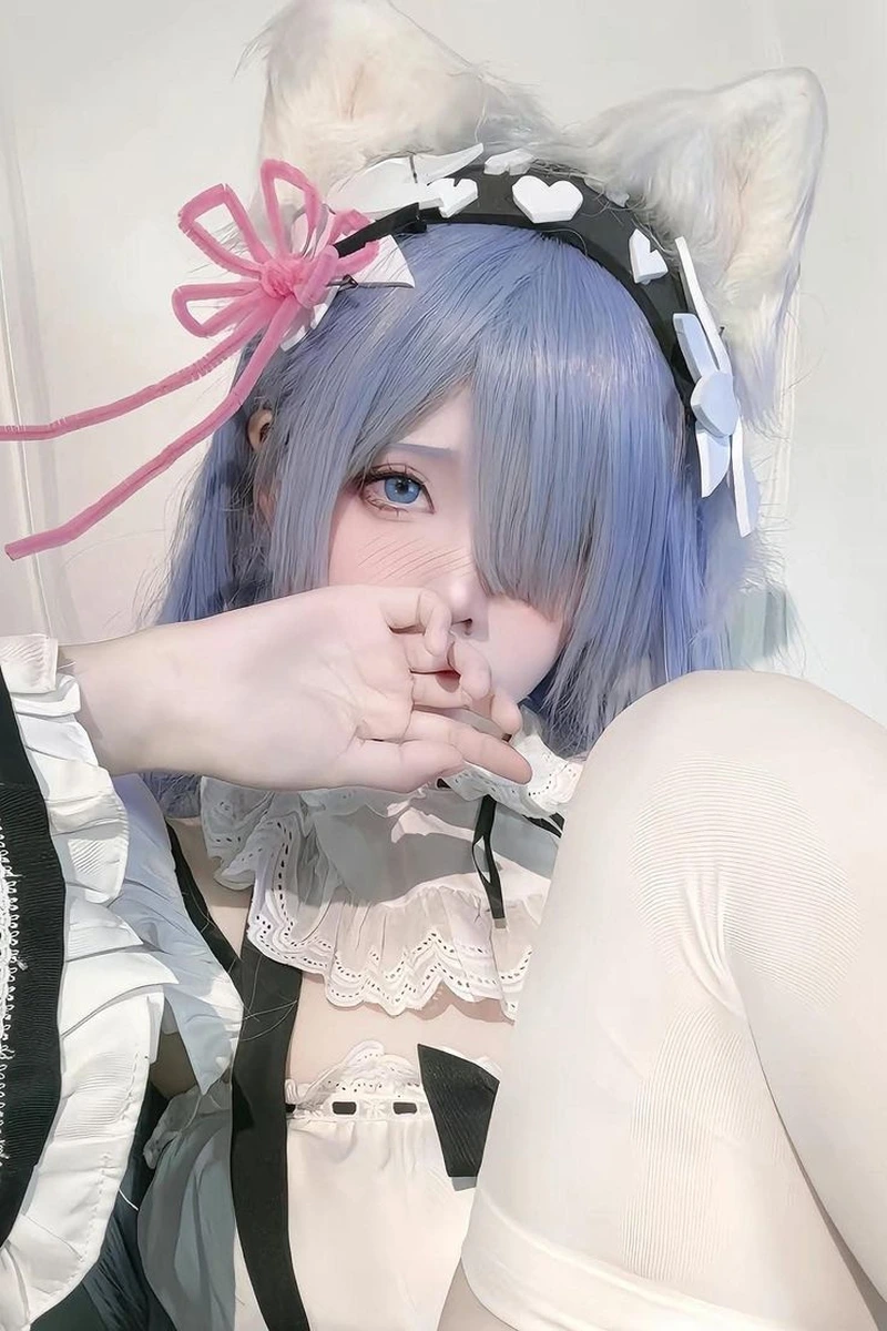Cô gái cosplay anime nữ với vẻ ngoài nhẹ nhàng cuốn hút