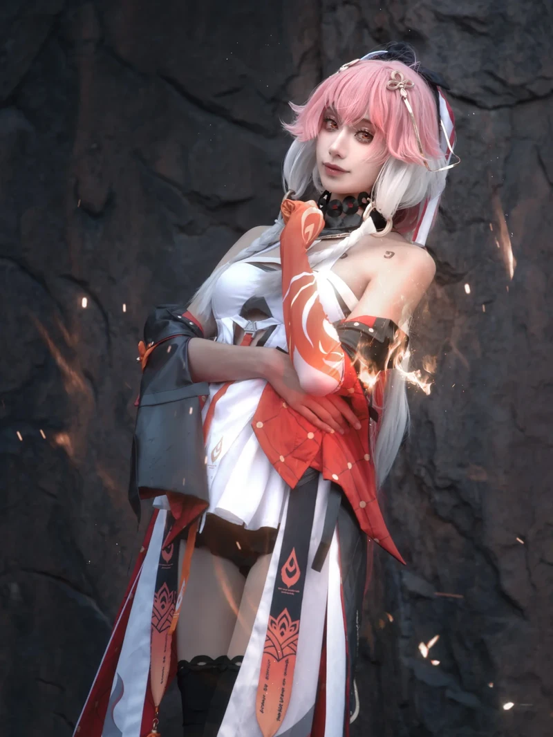 Cô gái cosplay với làn da sáng mịn và thần thái nhẹ nhàng