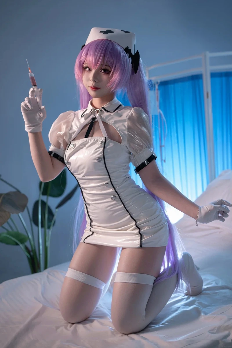 Coser nữ tạo dáng đáng yêu trong bộ trang phục y tá