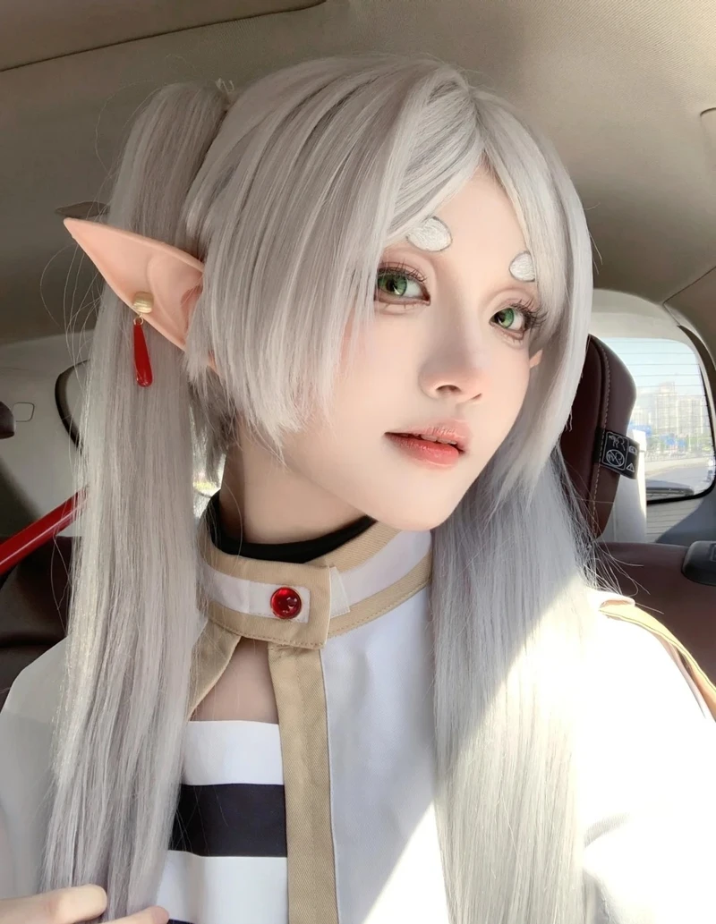 Cosplay Frieren ánh sáng dịu làm nổi bật gương mặt