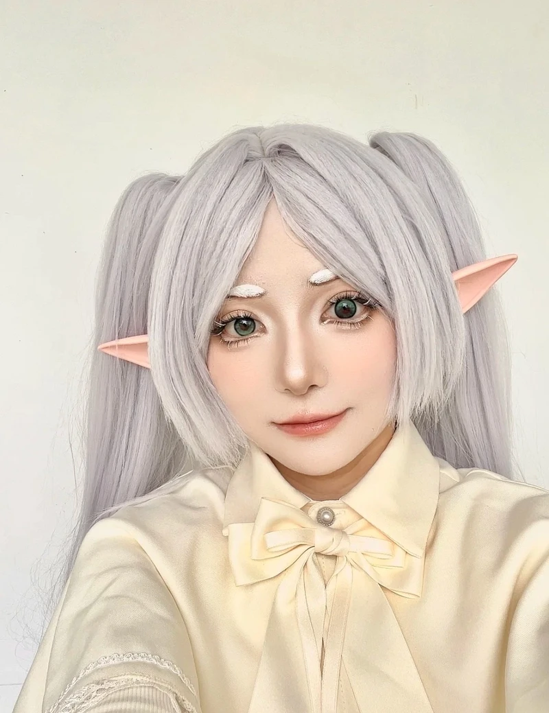 Cosplay Frieren tạo dáng đơn giản nhưng đầy tinh tế