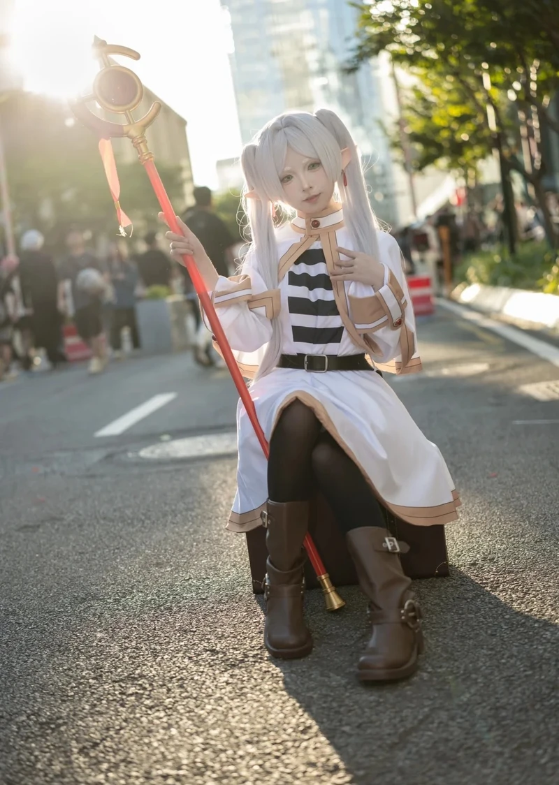 Cosplay Frieren trong khung cảnh cổ tích đầy mộng mơ