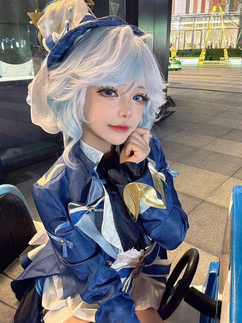 Cosplay Furina thần thái kiêu sa đúng chất nhân vật lạnh lùng