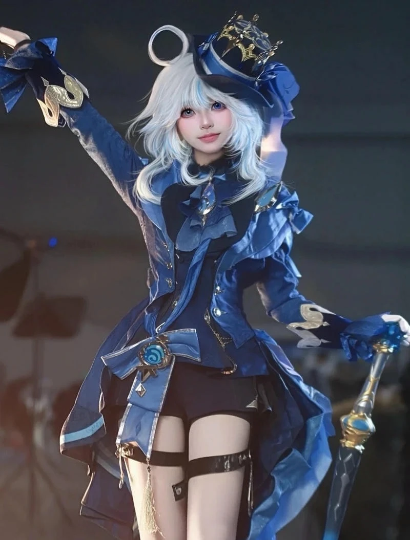 Cosplay Furina trong bối cảnh sân khấu mang vibe Fontaine