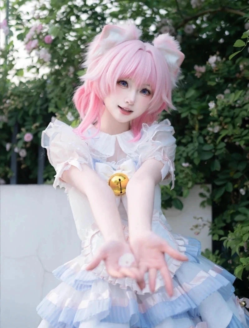 Cosplay mèo dễ thương với trang phục nữ sinh đầy cuốn hút