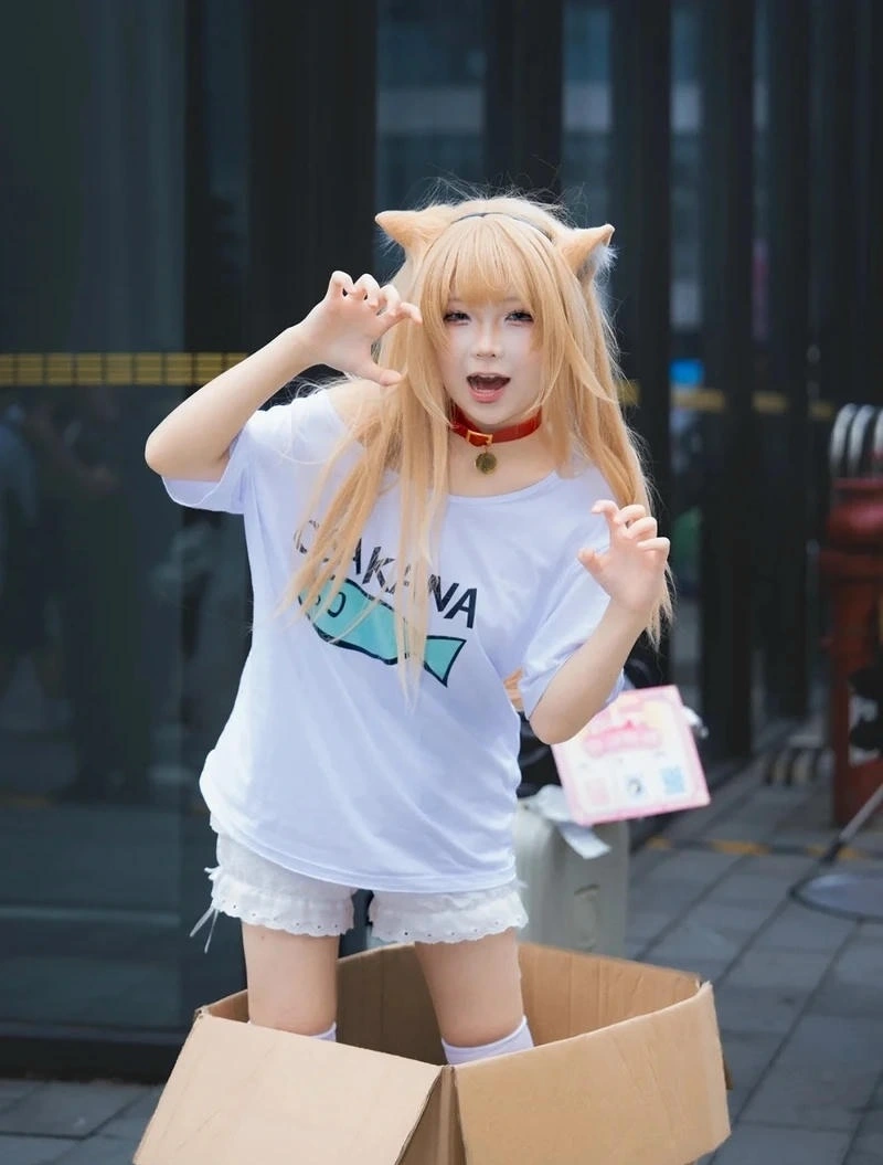Cosplay mèo nữ nổi bật trong trang phục maid màu đen trắng