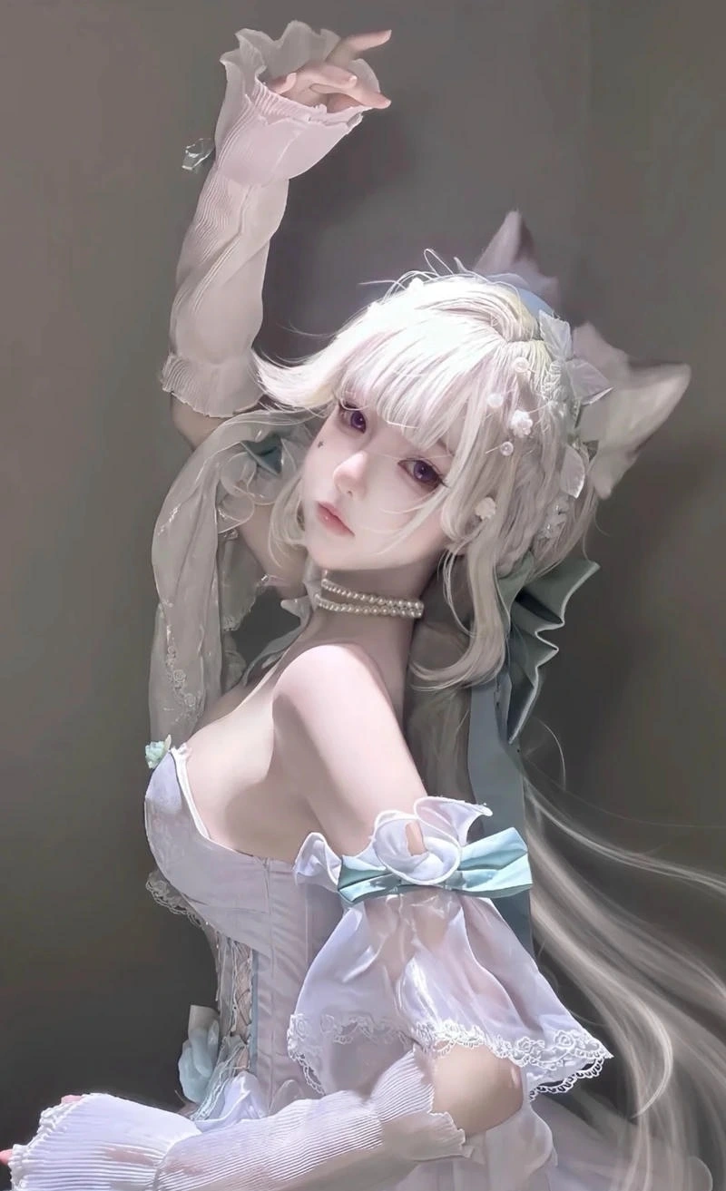 Cosplay mèo tai đen cùng ánh mắt lạnh lùng đầy cuốn hút