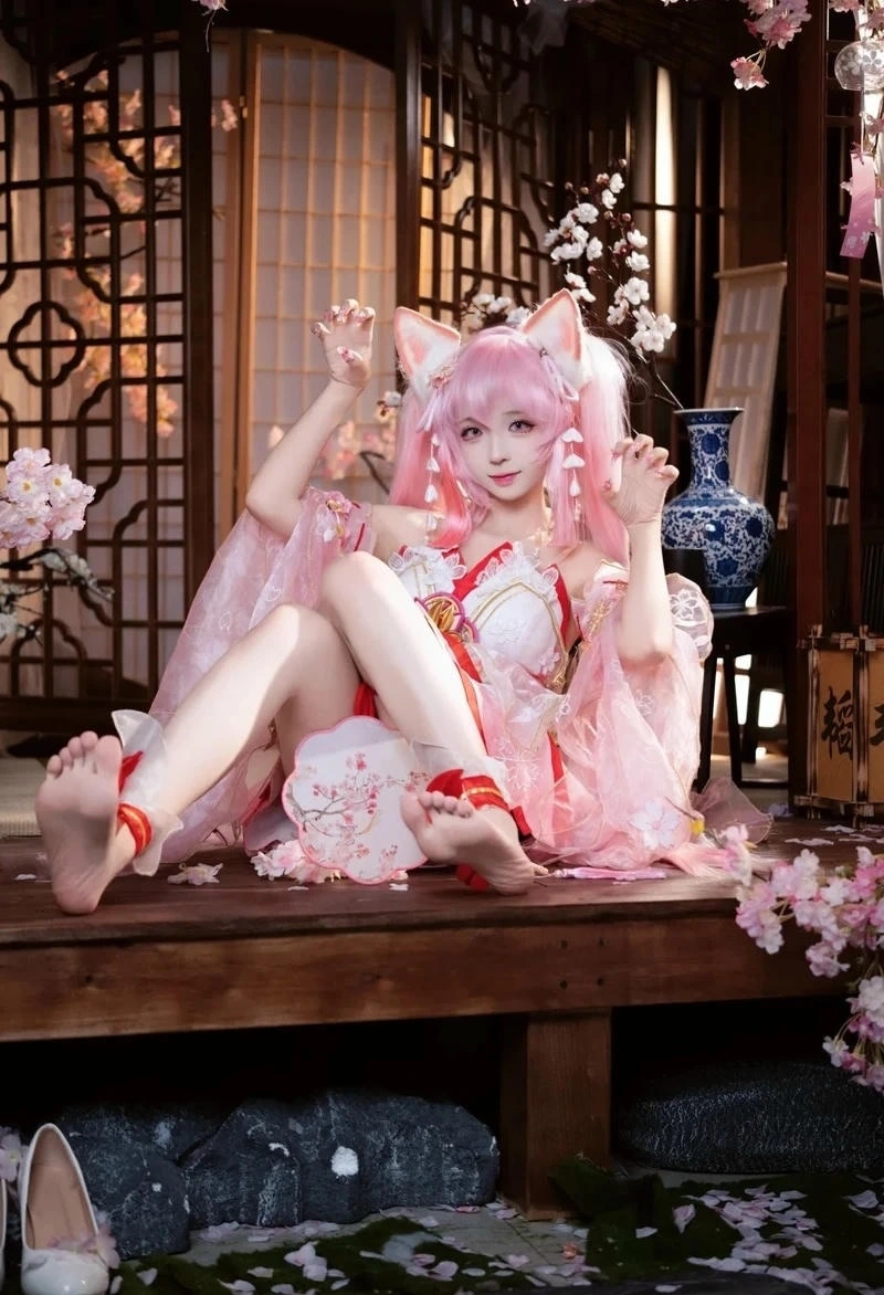 Cosplay mèo tai trắng cùng phong cách trẻ trung đầy năng lượng